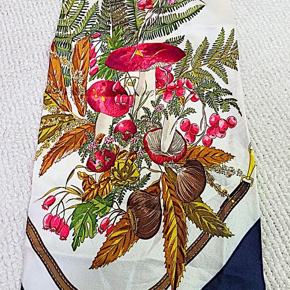 Authentic Gucci Rare Oversized Silk Equestrian GG Mushroom Scarf - Picture 5 of 9